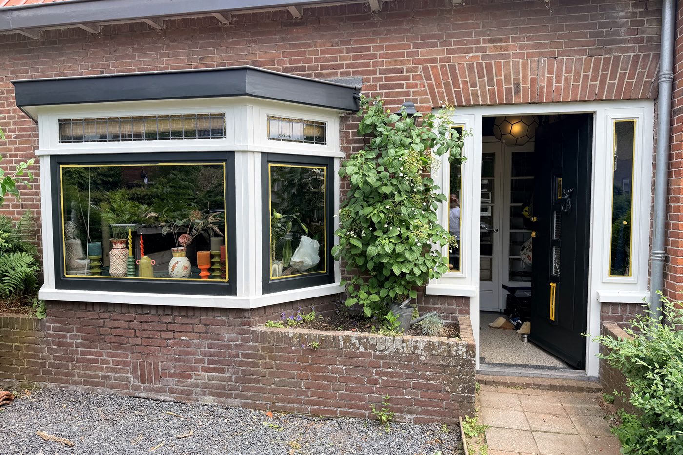 Jaren-30 woning met vernieuwde erker, kozijnen en antraciet voordeur