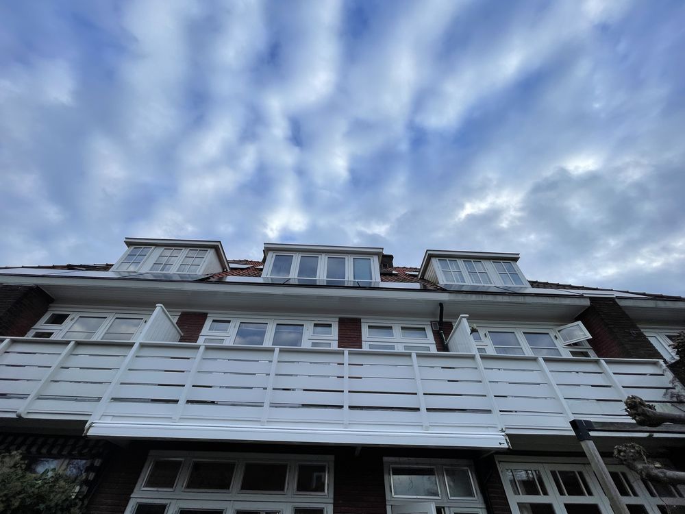 Achtergevel met wit afgewerkte balkons