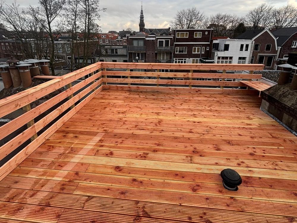 Dakterras van Douglas-hout met houten borstwering, uitzicht over de stad