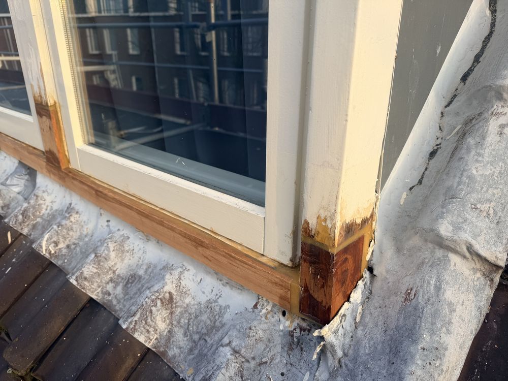 Kozijn met nieuw ingezet hout na houtrotsanering, klaar om te schilderen
