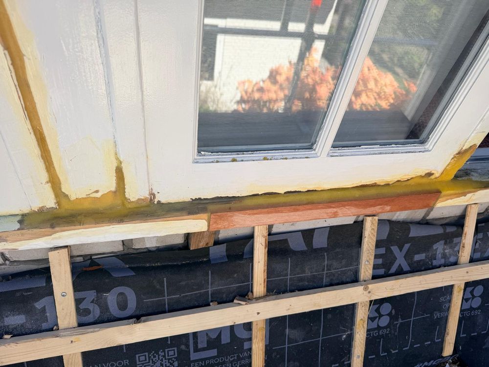 Onderdorpel van een openslaande deur hersteld met nieuw hout en epoxy
