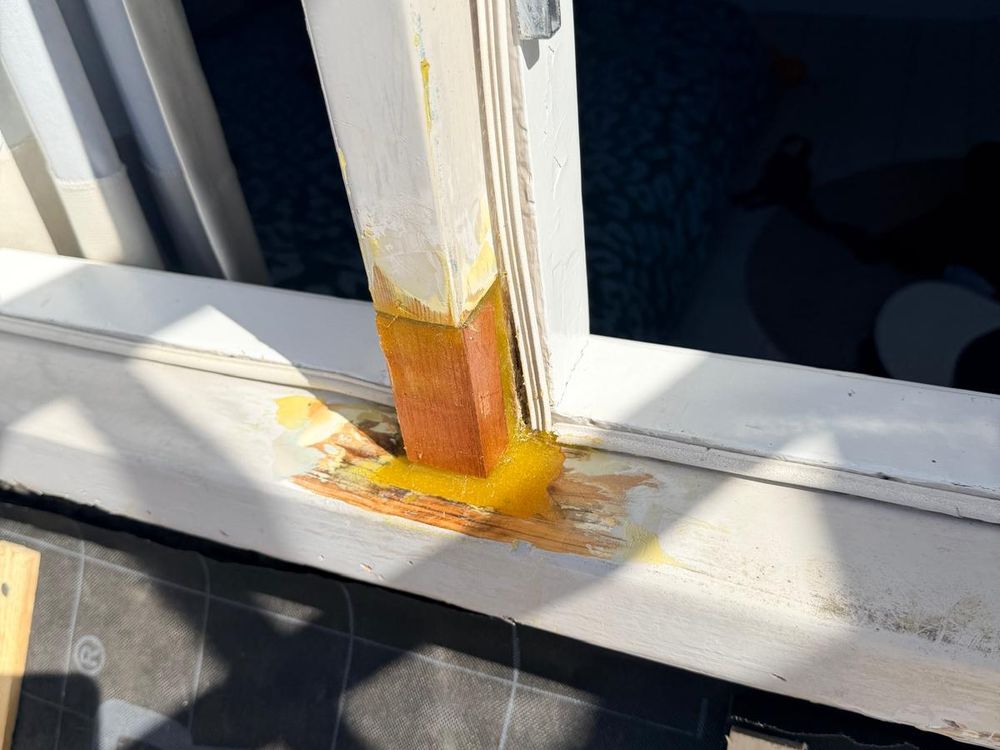 Nieuw hardhout ingezet in een kozijnstijl, verlijmd met epoxy