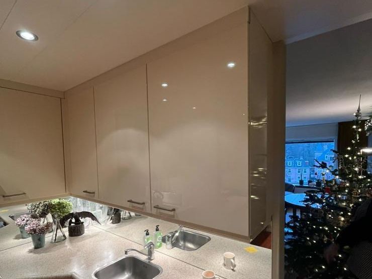 Keuken met lichte hoogglans kasten en werkblad