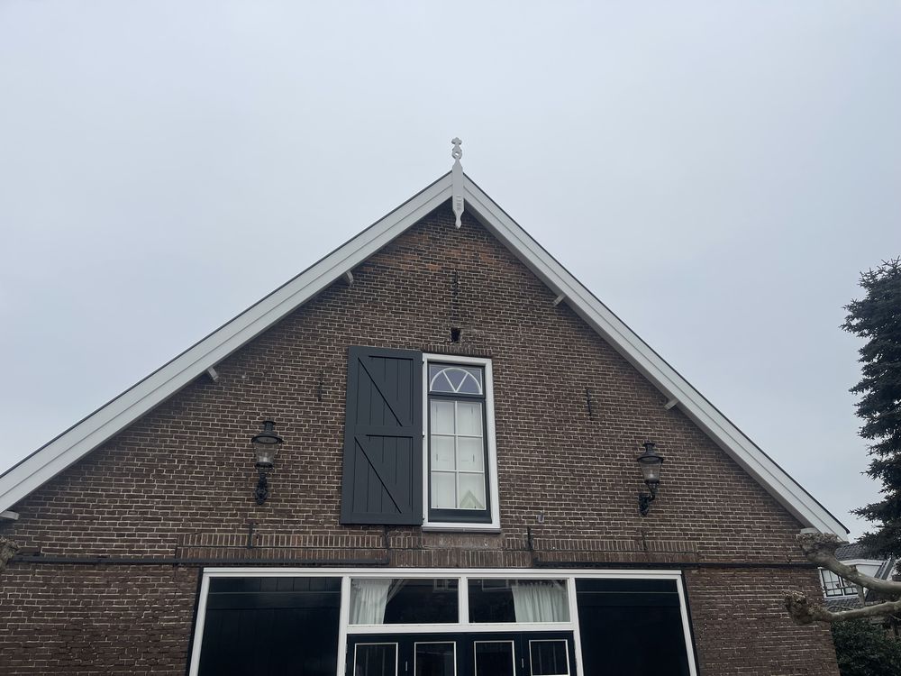 Puntgevel met nieuwe witte boeidelen en een sierlijke makelaar in de top