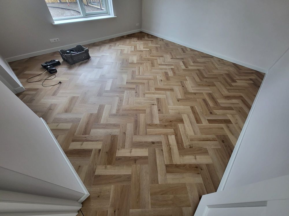 Nieuw gelegde houten visgraatvloer
